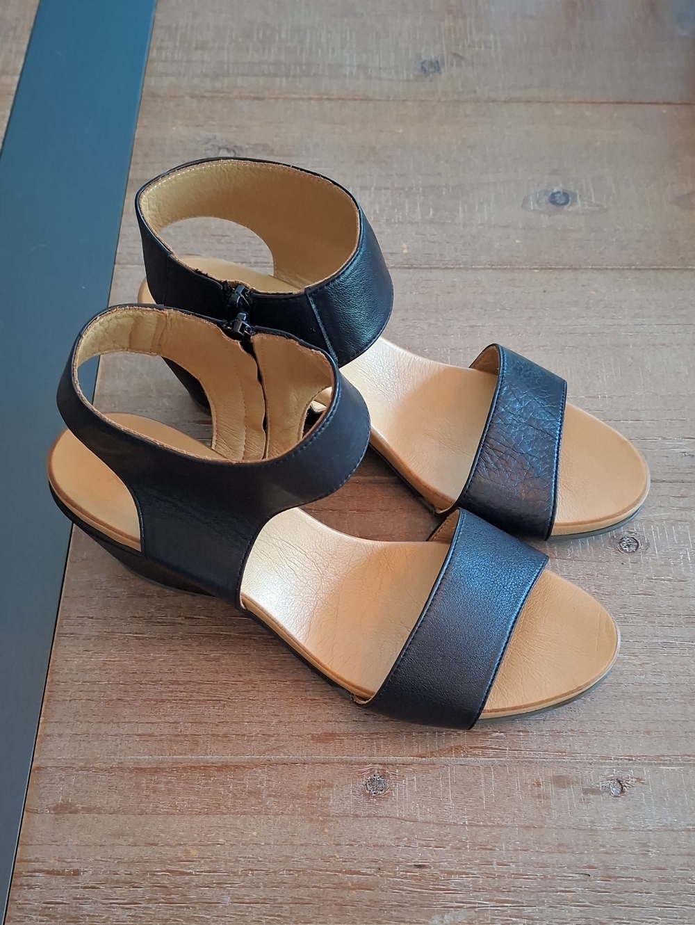 NWOT Bueno Minimalist Neutral Classic Black Leather Wedge Heels (EU 41/US 10)